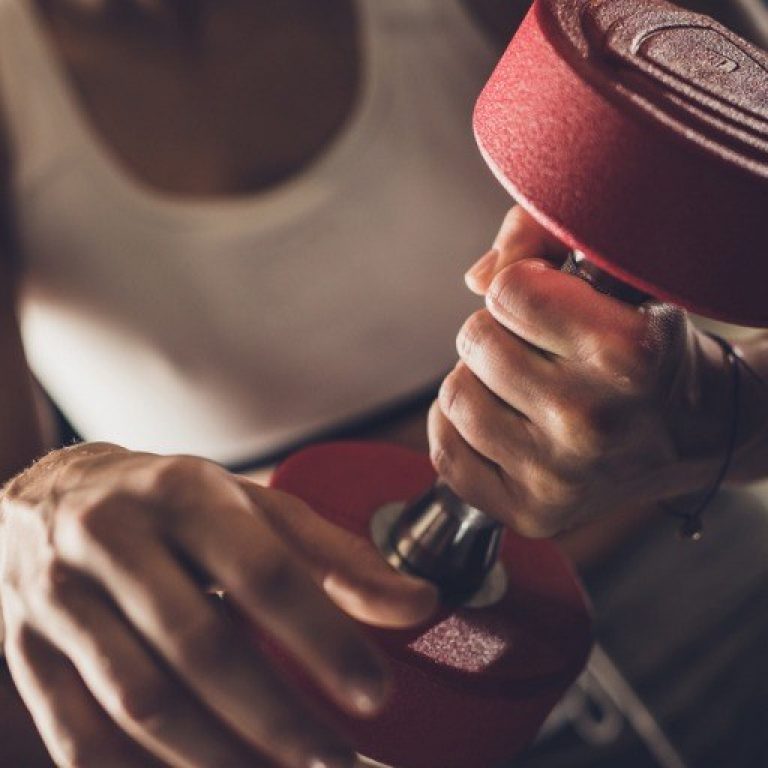 Close Up Of A Woman Having Strength Exercises With Hand Weight In A Picture Id1040222366